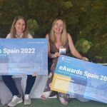 Las representantes de las startup Chiara y Eco Eolic Top Systems con el cheque de los eAwards Spain 2022