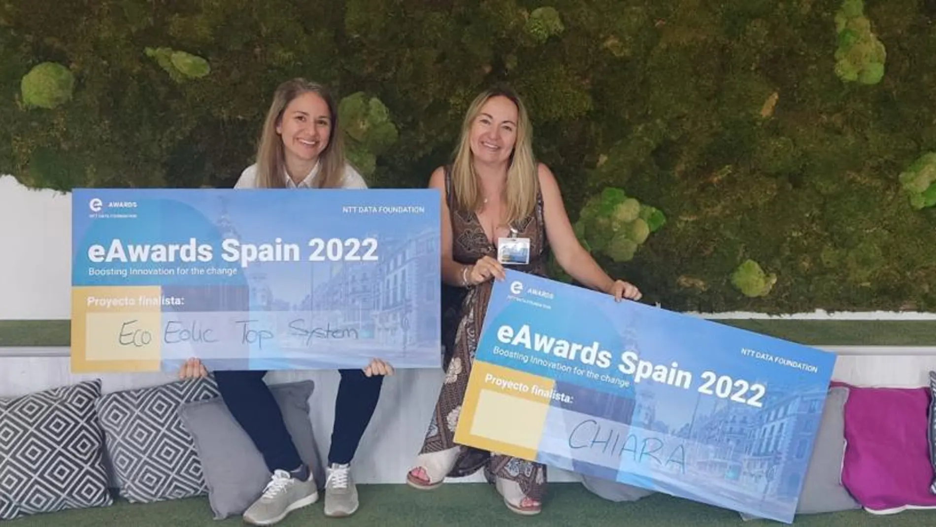 Las representantes de las startup Chiara y Eco Eolic Top Systems con el cheque de los eAwards Spain 2022