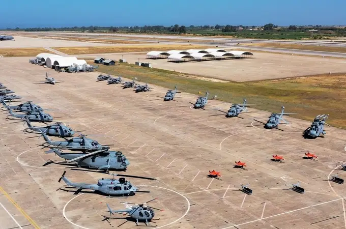 La espectacular imagen de las aeronaves de la Armada reunidas para despedir al helicóptero SH3D Sea King