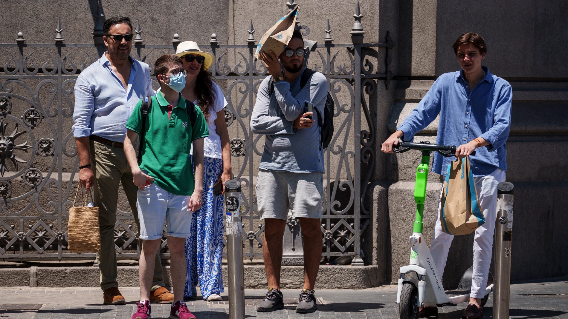 En las últimas semanas, se ha vuelto a ver a gente con mascarilla en el exterior, a causa del empeoramiento de los parametros de covid