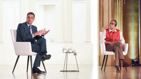 El presidente del Gobierno, Pedro Sánchez (i) y el Premio Nobel de Ciencias Económicas Abhijit Banerjee (d), durante un diálogo en el Aula Maluquer, a 4 de julio de 2022, en Madrid (España). El diálogo se enmarca en la jornada, ‘Un ingreso mínimo vital orientado a la inclusión’, organizada por el Ministerio de Inclusión, Seguridad Social y Migraciones. 04 JULIO 2022;PREMIO NOBEL;CIENCIAS ECONOMICAS;INCLUSION;INGRESO;INGRESO MINIMO VITAL Gustavo Valiente / Europa Press 04/07/2022
