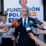 El ministro de Interior, Fernando Grande-Marlaska, ofrece declaraciones a los medios, a su llegada al curso 'La formación en Policía Nacional. Un valor de futuro'