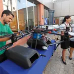 Un operario manipula uno de los drones incahutados por la Policía Nacional. EFE/A.Carrasco Ragel.