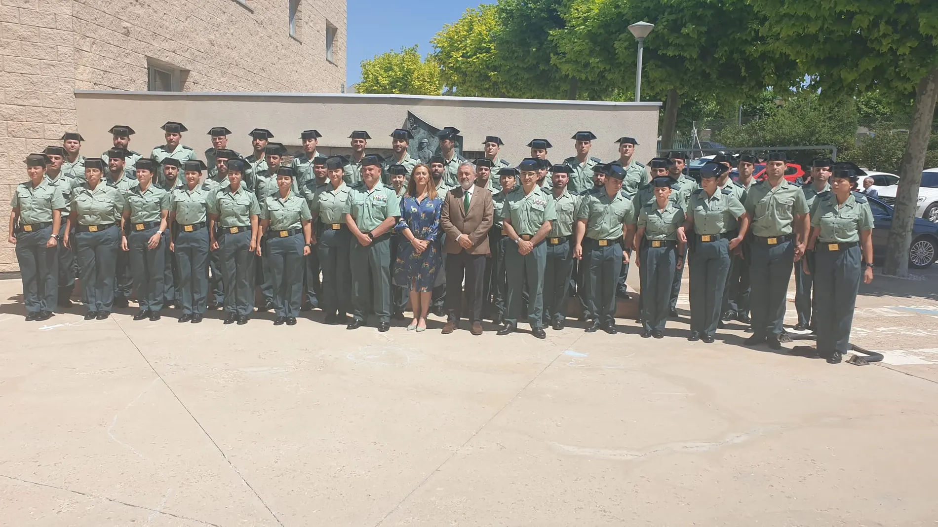 La delegada del Gobierno, Virginia Barcones, junto a los nuevos guardia civiles en prácticas para la provincia de Burgos