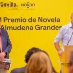 Antonio Muñoz se dirige a los asistentes, junto a Luis García Montero, en la presentación del I Premio de Novela Almudena Grandes. AYTO.