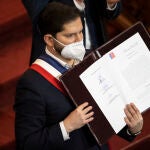 El presidente de Chile, Gabriel Boric, entrega su propuesta final de Carta Magna