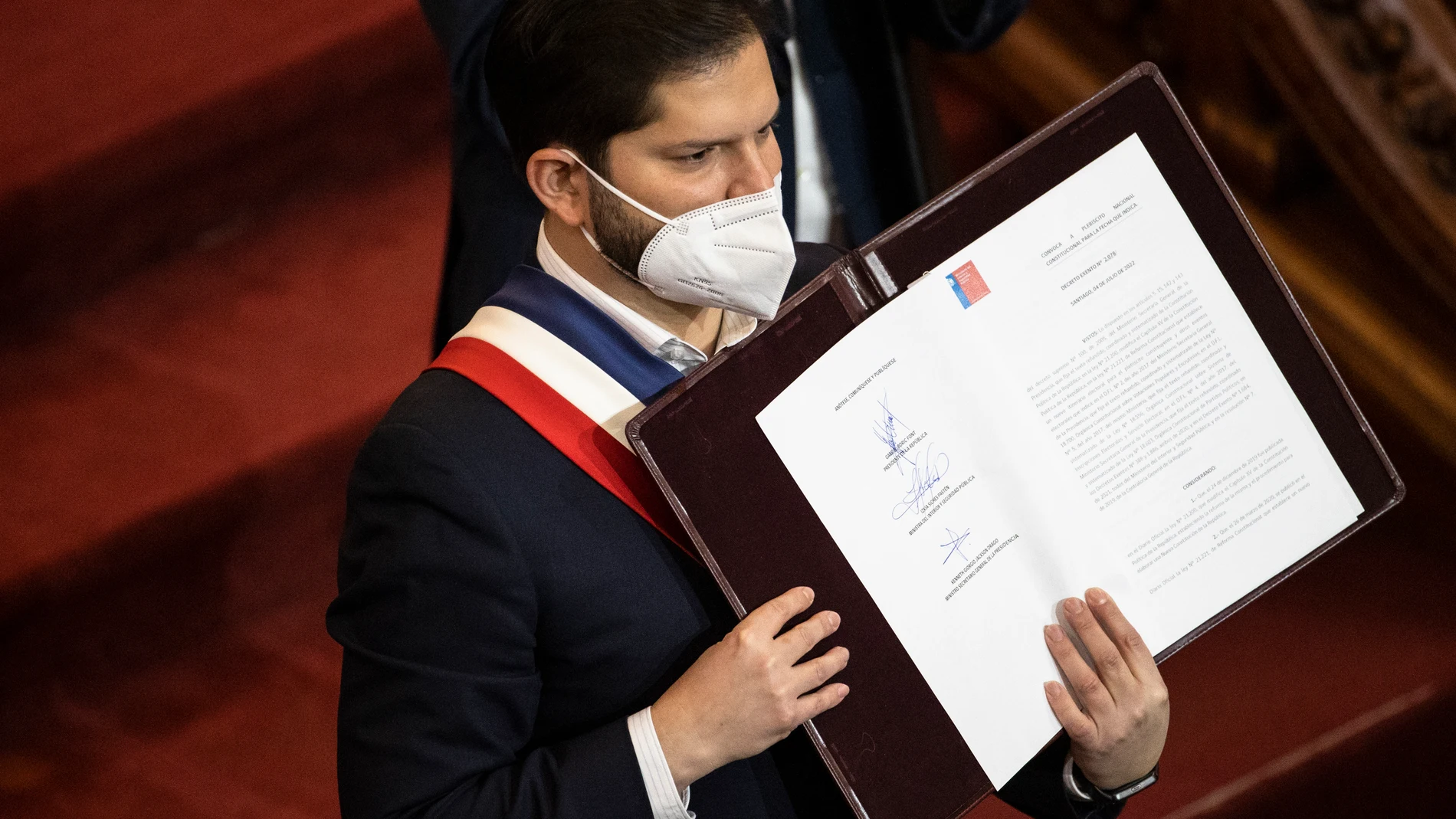 El presidente de Chile, Gabriel Boric, entrega su propuesta final de Carta Magna