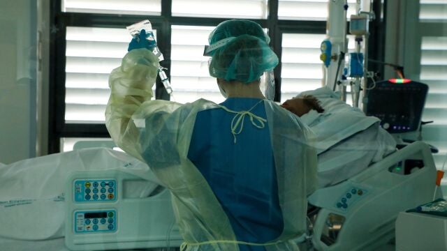 Una enfermera cuida de un paciente en la UCI del Hospital Son Espases, en Palma de Mallorca
