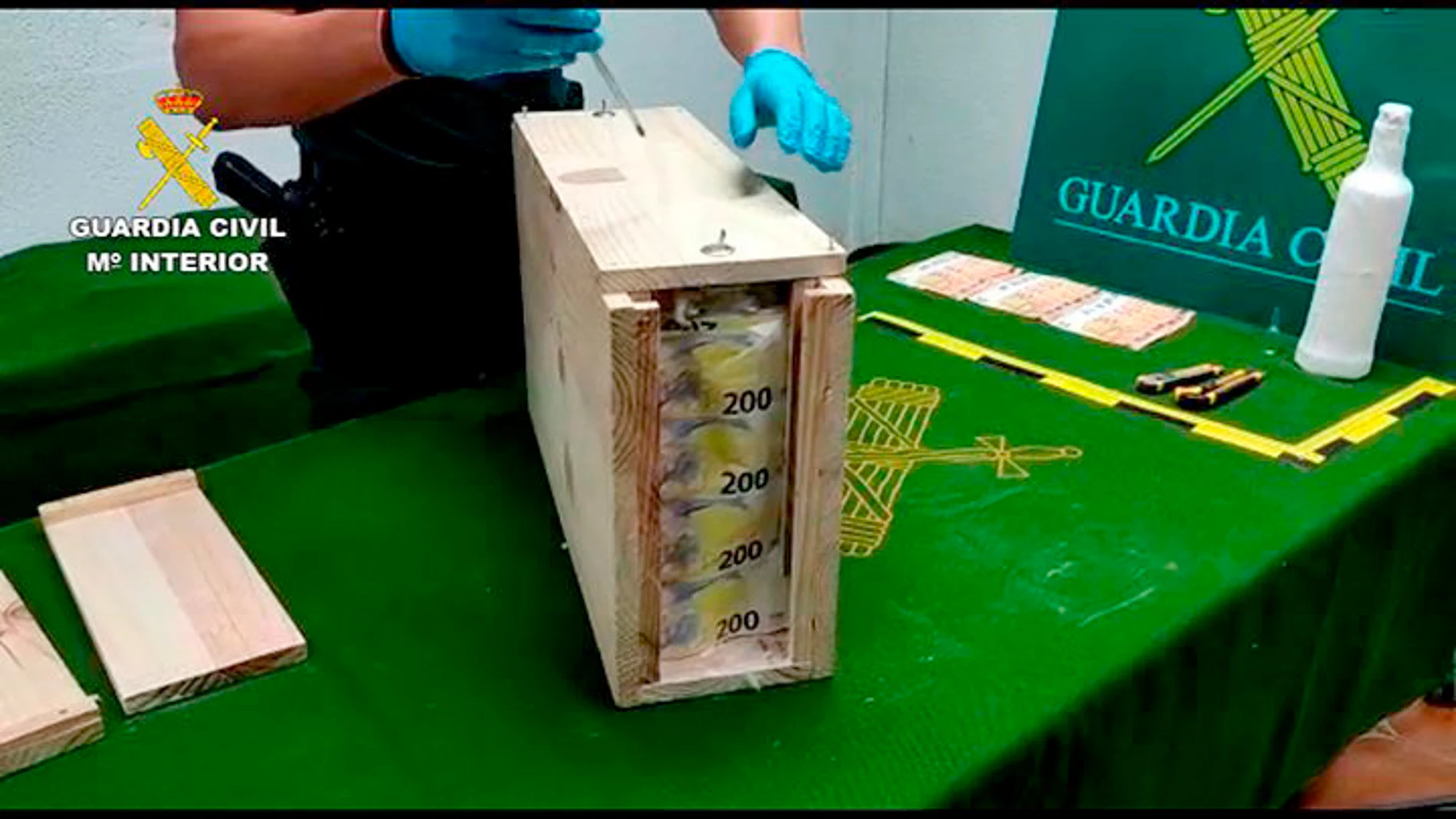 Detenido un hombre en El Espinar (Segovia) por llevar ocultos en una caja de madera 10.800 euros en billetes falsos