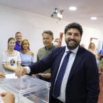 El presidente del Partido Popular de la Región de Murcia y candidato a la reelección de su cargo, Fernando López Miras, durante su votación para el Congreso Extraordinario