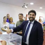 El presidente del Partido Popular de la Región de Murcia y candidato a la reelección de su cargo, Fernando López Miras, durante su votación para el Congreso Extraordinario