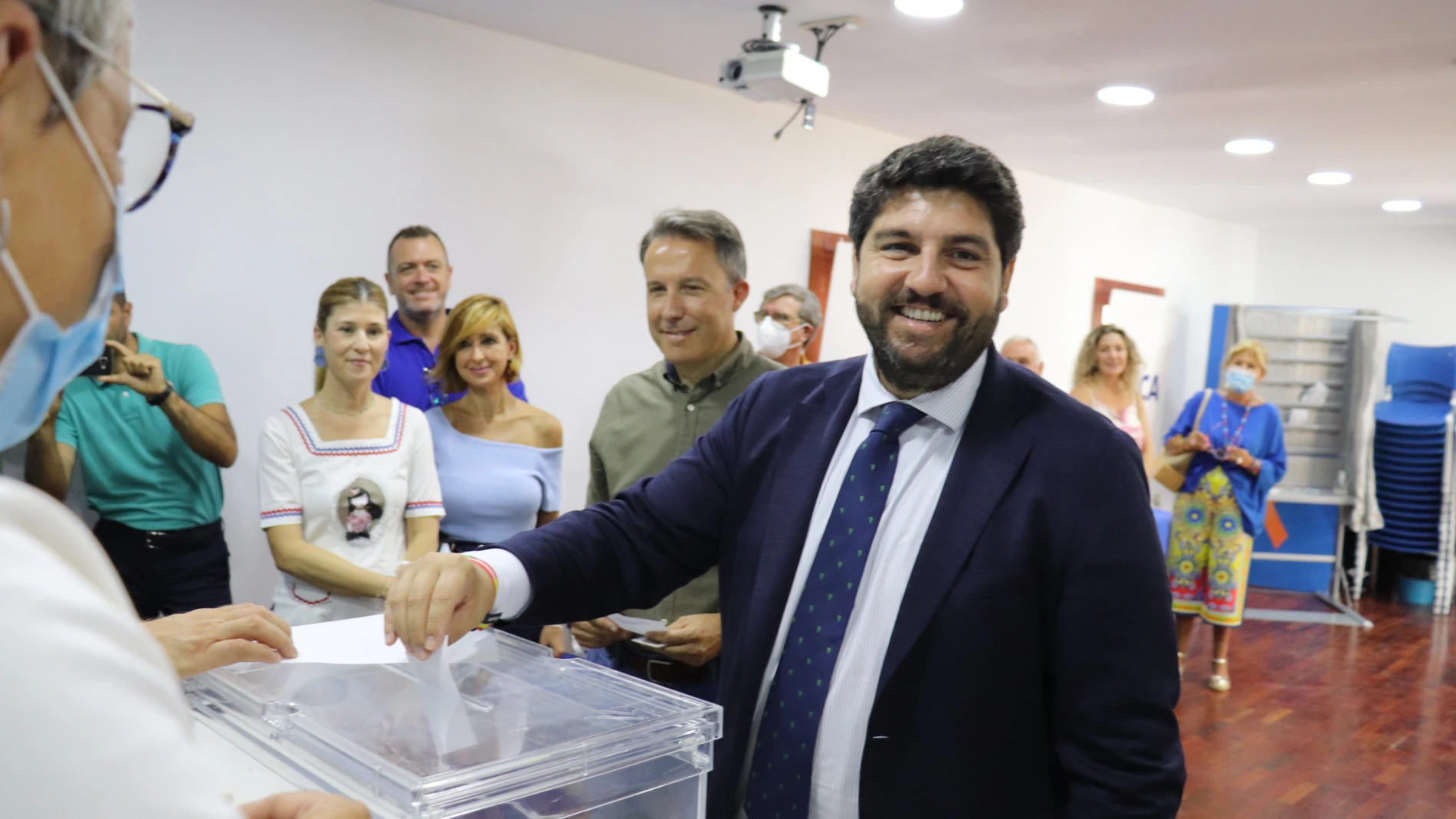 El presidente del Partido Popular de la Región de Murcia y candidato a la reelección de su cargo, Fernando López Miras, durante su votación para el Congreso Extraordinario