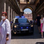 Gente paseando por la Plaza Mayor de Madrid, con mascarilla. El repunte de casos de covid ha hecho que muchas personas hayan vuelto a ponersela en exteriores