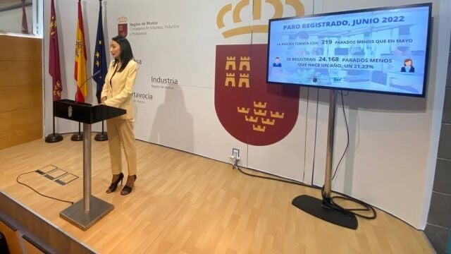 La consejera de Empresa, Empleo, Universidades y Portavocía, Valle Miguélez, analiza los datos del paro