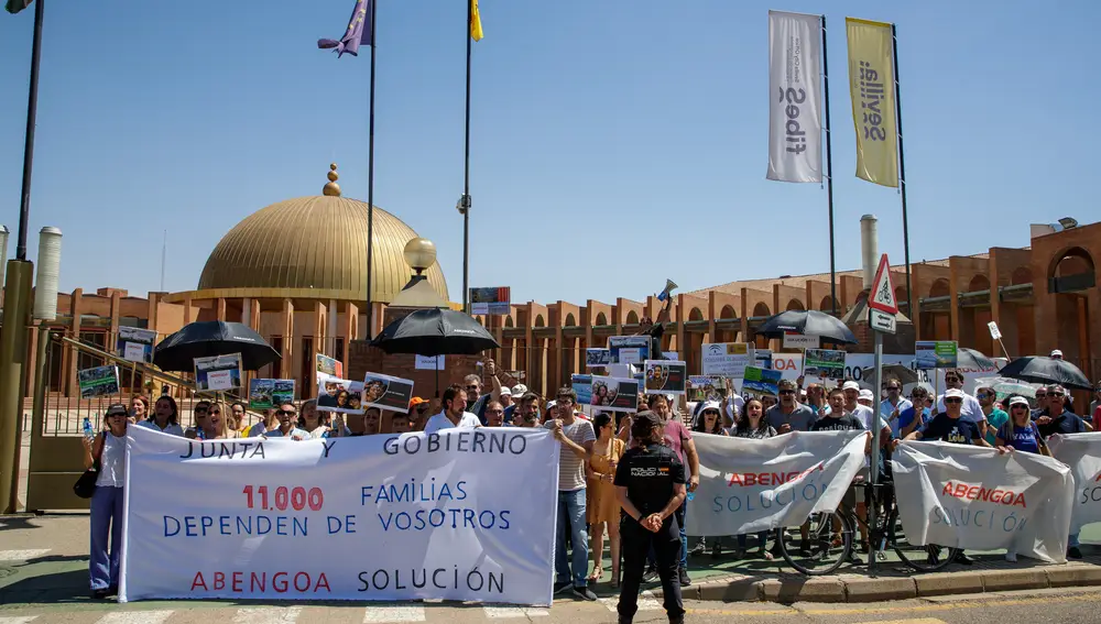 Trabajadores de Abengoa protestan hoy lunes en la puerta del Palacio de Congreso de Sevilla. EFE/Julio Muñoz