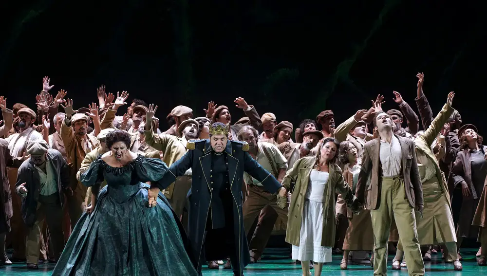 La soprano italiana Anna Pirozzi (i) (Abigaille), la mezzosoprano Silvia Tro Santafé (2-d) (Fenena), el barítono italiano Luca Salsi (2-i) (Nabucco) el tenor estadounidense Michael Fabiano (d) (Ismaele) durante un ensayo de la ópera &quot;Nabucco&quot;
