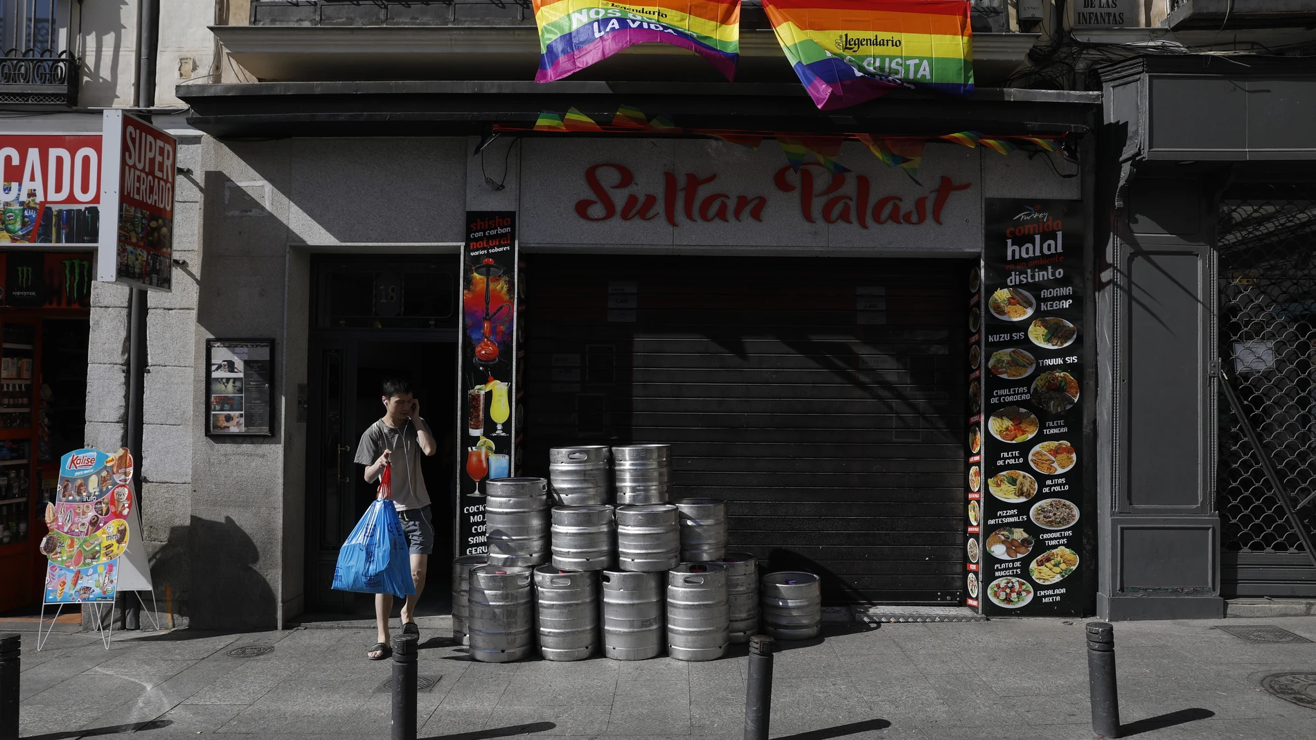 Ambiente en Chueca en los preparativos de las fiestas del Orgullo