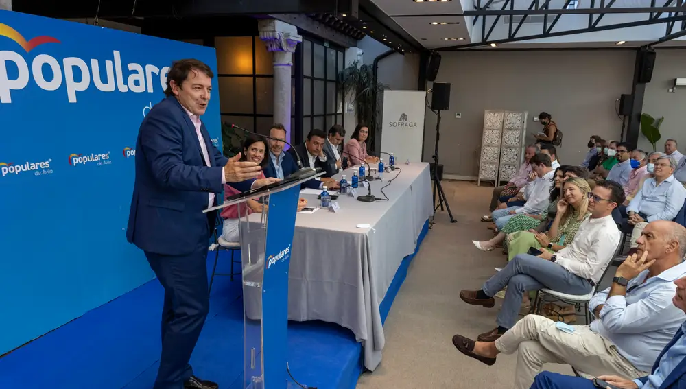 El presidente del Partido Popular de Castilla y León, Alfonso Fernández Mañueco, clausura la Junta Directiva del PP de Ávila junto al presidente provincial del PP, Carlos García