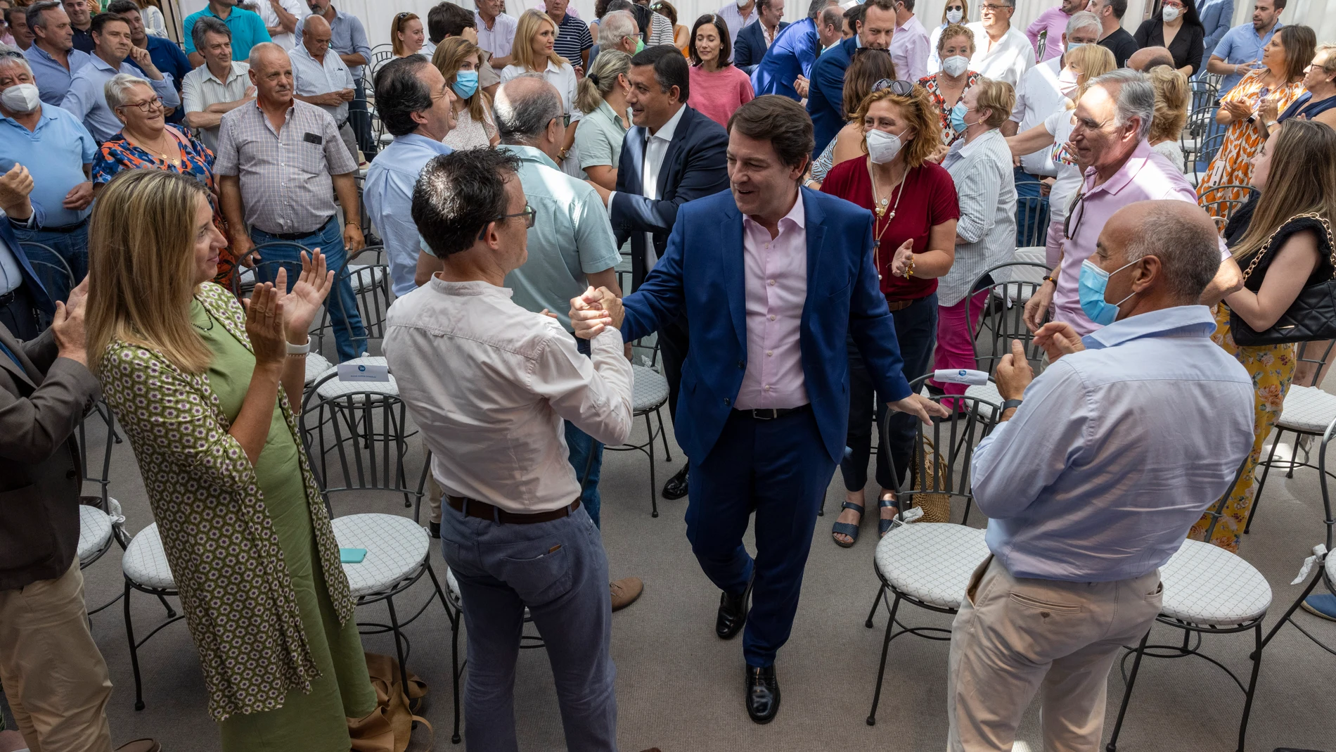 El presidente del Partido Popular de Castilla y León, Alfonso Fernández Mañueco, clausura la Junta Directiva del PP de Ávila junto al presidente provincial del PP, Carlos García