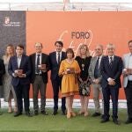 Foto de familia de los premiados con el consejero de Medio Ambiente, Vivienda y Ordenación del Territorio, Juan Carlos Suárez-Quiñones,