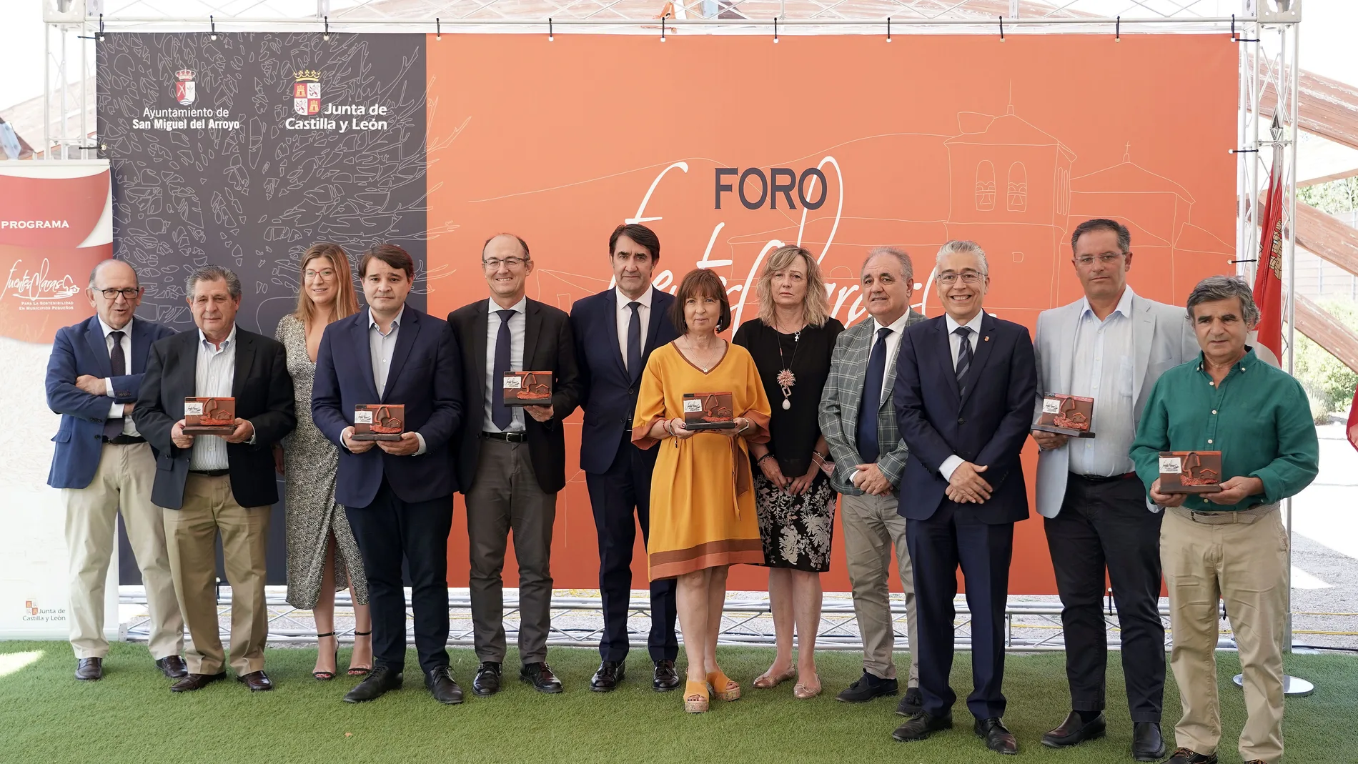 Foto de familia de los premiados con el consejero de Medio Ambiente, Vivienda y Ordenación del Territorio, Juan Carlos Suárez-Quiñones,