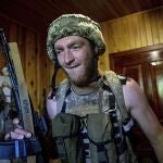 Un soldado ucraniano se prepara para combatir en el frente de batalla