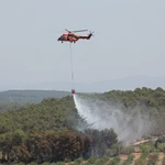 Medios aéreos y terrestres trabajan en la extinción de un incendio.