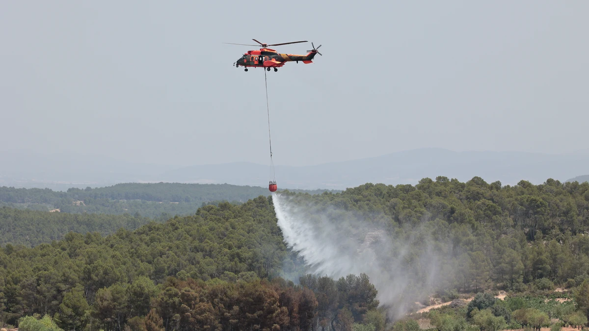 El incendio forestal de Riba-roja sigue activo