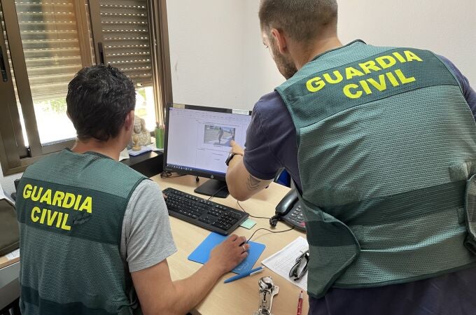 Doa agentes de la Guardia Civil analizan las pruebas recabadas