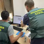 Doa agentes de la Guardia Civil analizan las pruebas recabadas