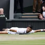 Djokovic, después de uno de los puntazos con los que remontó dos sets a Sinner en los cuartos de Wimbledon