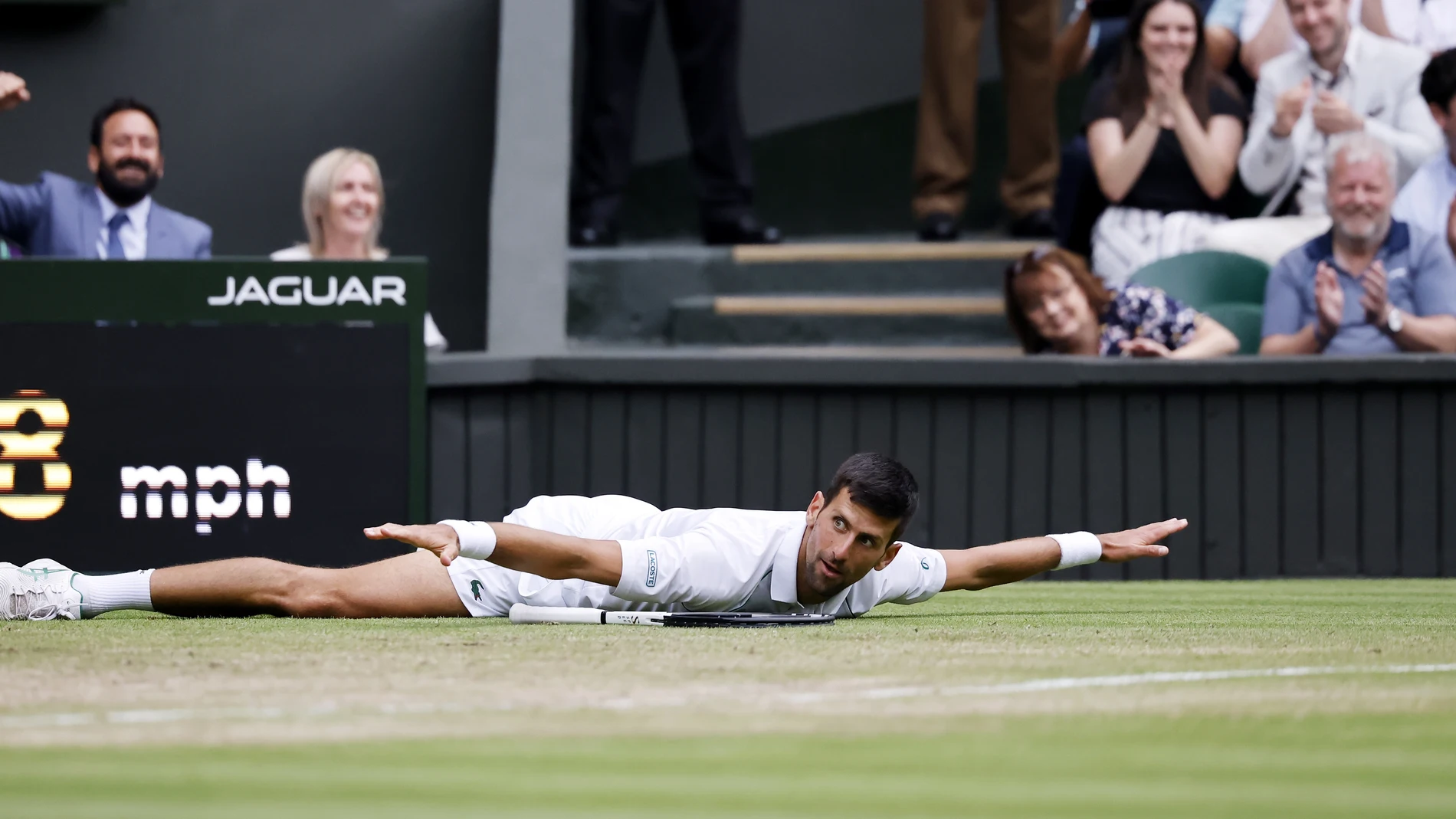 Djokovic, después de uno de los puntazos con los que remontó dos sets a Sinner en los cuartos de Wimbledon