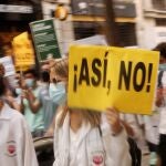 Participantes de una manifestación de médicos internos residentes (MIR) en Madrid