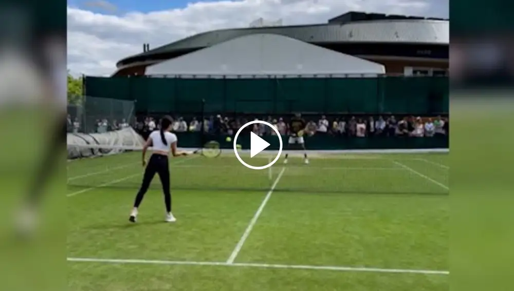 Costeen Hatzi, novia de Kyrgios, entrenando con el tenista en Wimbledon