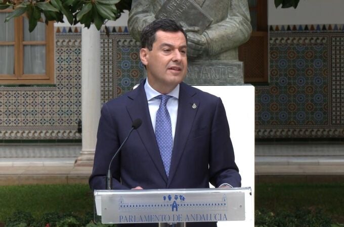 El presidente de la Junta de Andalucía en funciones, Juanma Moreno, en el acto por el 137 aniversario de Blas Infante, en el Parlamento andaluz