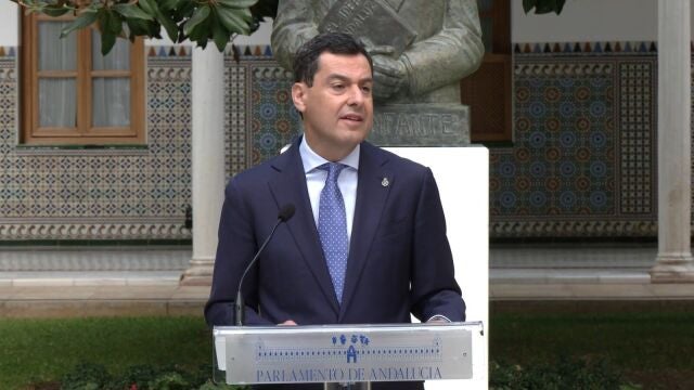 El presidente de la Junta de Andalucía en funciones, Juanma Moreno, en el acto por el 137 aniversario de Blas Infante, en el Parlamento andaluz