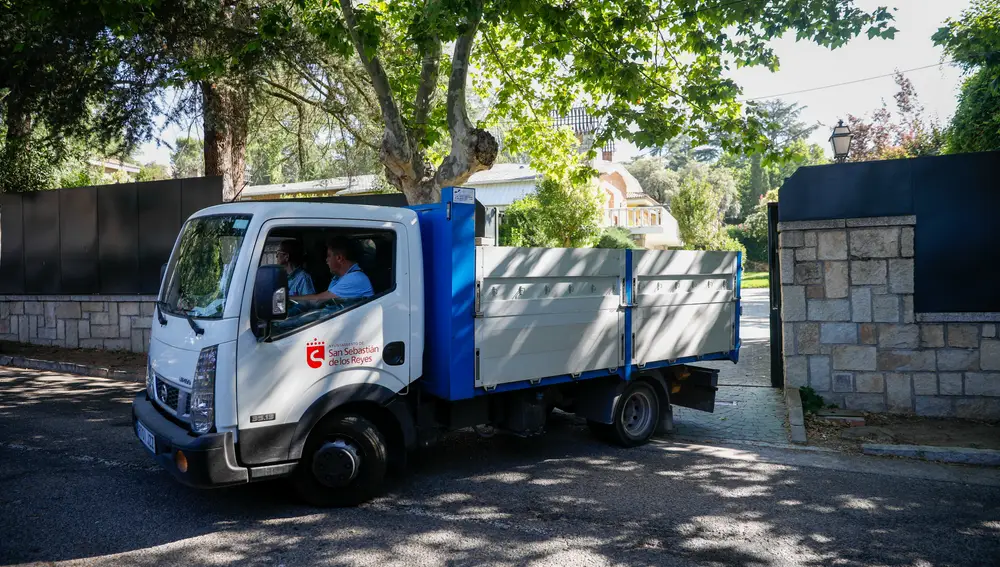 Un camión de mudanza sale del domicilio de Ortega Cano