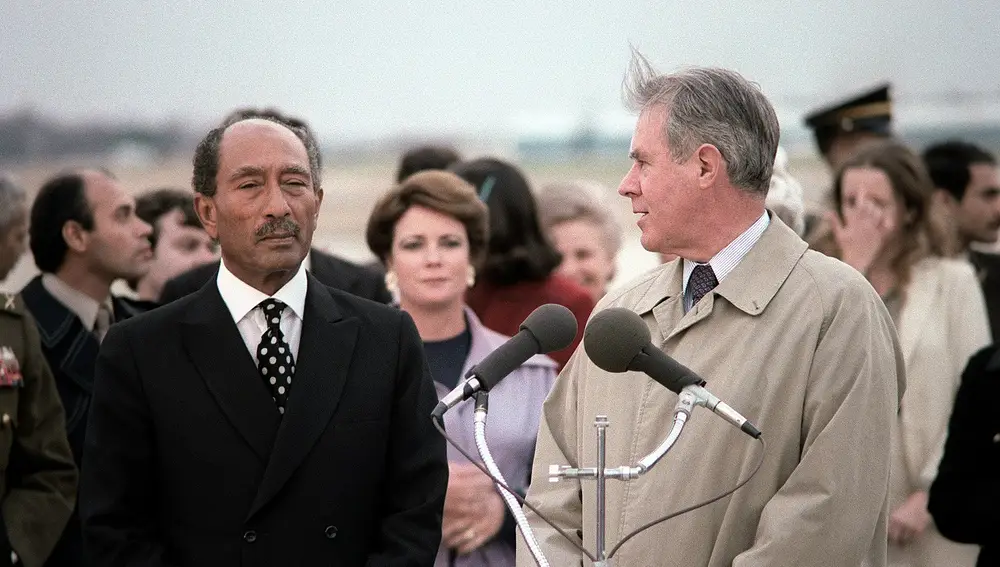 El militar y presidente egipcio Anwar Sadat con Cyrus Vance. Ejerció los cargos de presidente y primer ministro de Egipto desde el fallecimiento de Gamal Abdel Nasser en 1970, y fue reelegido en 1974 y 1978. Gobernó hasta 1981.