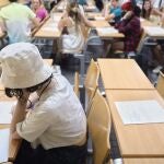 Un estudiante realiza uno de los exámenes