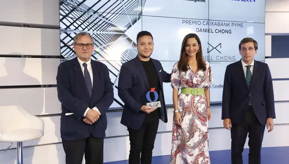 Daniel Chong recibió el premio de manos de Rocío Pizarro