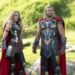 Natalie Portman y Chris Hemsworth en "Thor: Love and Thunder"