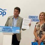 El presidente del Partido Popular de la Comunitat Valenciana, Carlos Mazón, junto a la coordinadora del programa electoral, Salomé Pradas