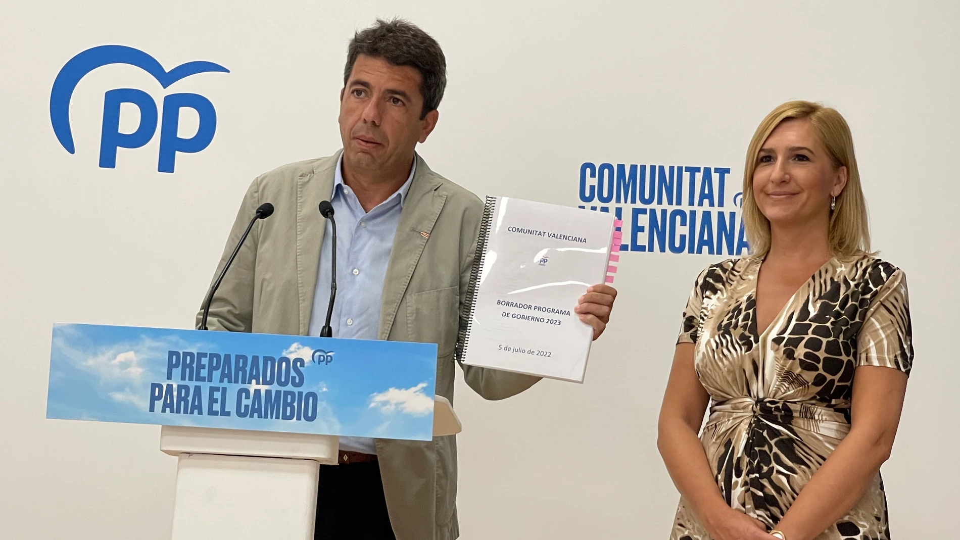 El presidente del Partido Popular de la Comunitat Valenciana, Carlos Mazón, junto a la coordinadora del programa electoral, Salomé Pradas