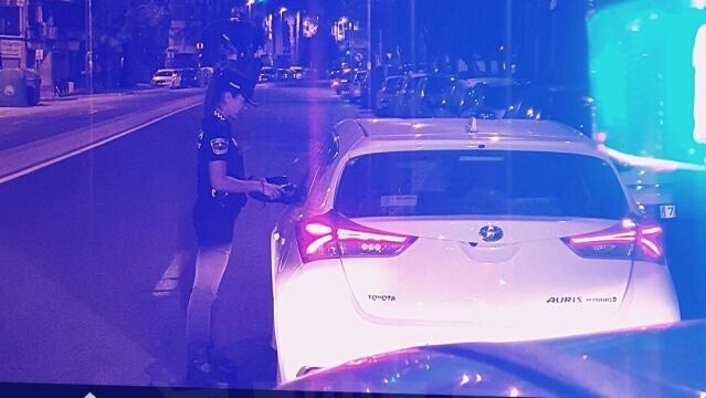Una agente durante un test de alcoholemia en Crevillent en una imagen de archivo