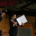 Gabriel Boric sostiene un ejemplar de la nueva Constitución chilena