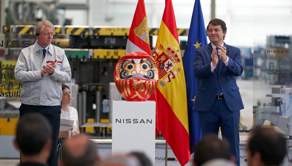 El presidente de la Junta de Castilla y León, Alfonso Fernández Mañueco, y el vicepresidente de operaciones de Nissan en la región de AMIEO, Kevin Fitz Patrick, durante el acto de inauguración de la nueva planta de estampación de Nissan, hoy en Ávila.