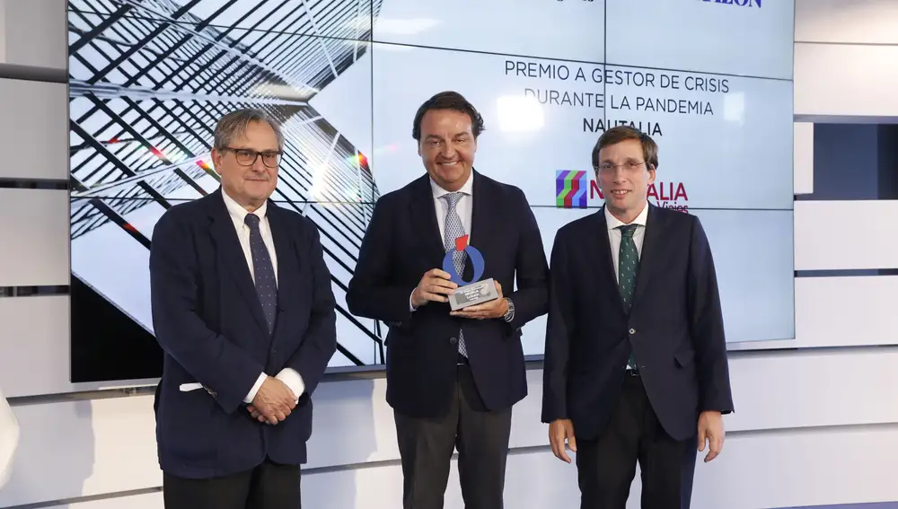 Francisco Marhuenda, junto al CEO de Nautalia, Rafael García Garrido y el alcalde de Madrid