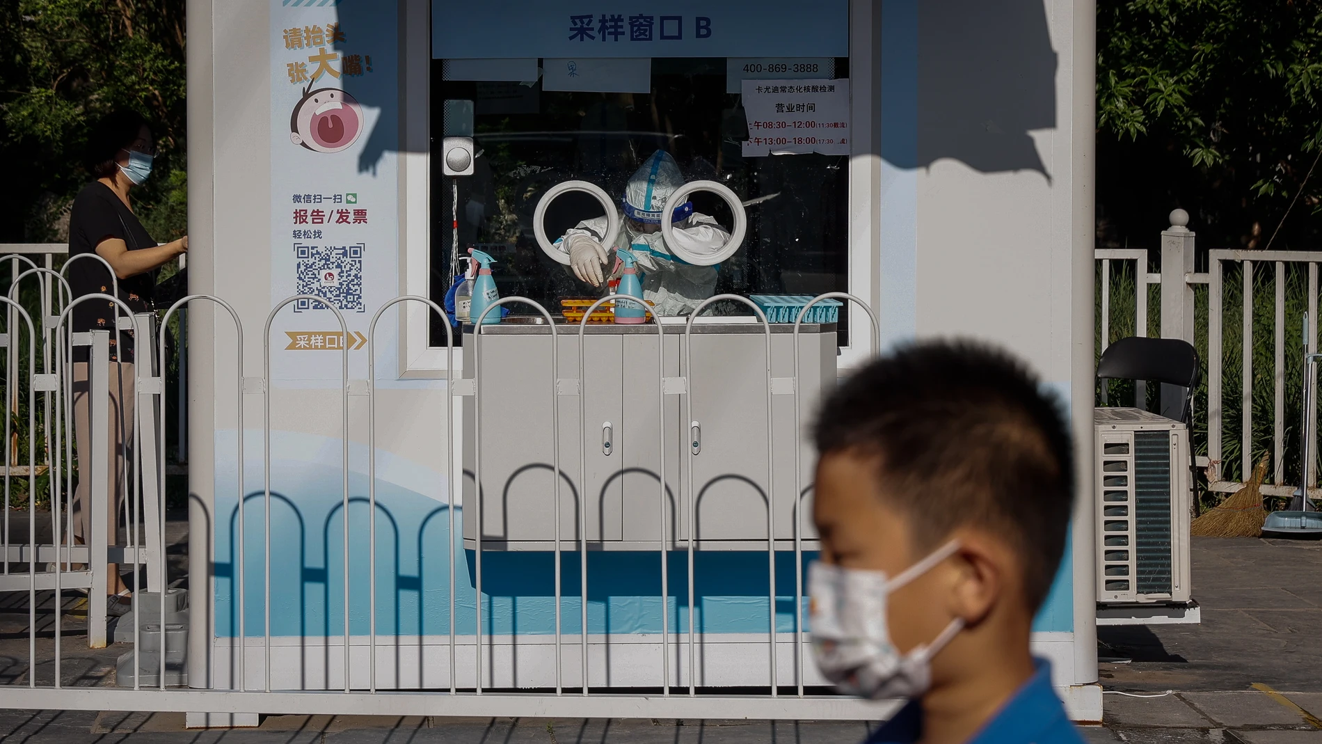 Un trabajador sanitario descansa en su puesto "movil" de cribado PCR, en Beijin (China)