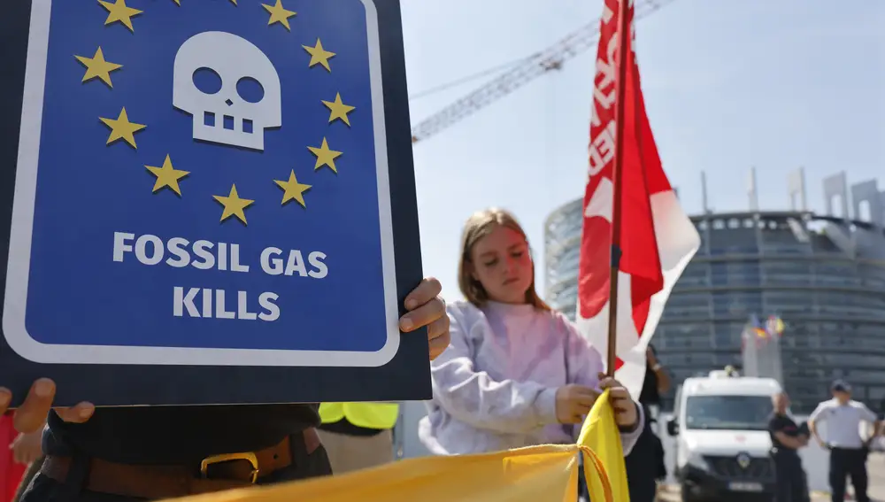 Manifestación de activistas en contra del gas y la nuclear como energías verdes, ante el Parlamento Europeo de Estrasburgo (Francia), 6 de julio de 2022