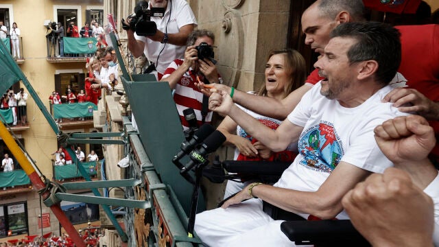 GRAF4143. PAMPLONA, 06/07/2022.- El exfutbolista, Juan Carlos Unzué (d) da el chupinazo desde el balcón del Ayuntamiento en la Plaza Consistorial de Pamplona este miércoles dando comienzo a los Sanfermines 2022. EFE/Jesús Diges